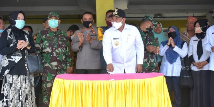 Walikota Tanjungbalai menekan tombol sirine tanda dimulainya pembangunan rusunawa blok 6 di Sei Raja.