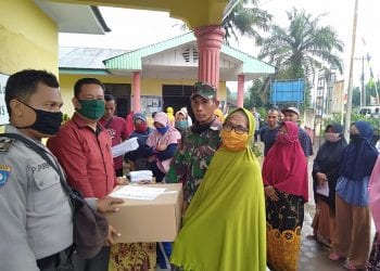 Kades Pulau Rakyat Tua Bagikan Bantuan Pemprovsu ke Masyarakat
