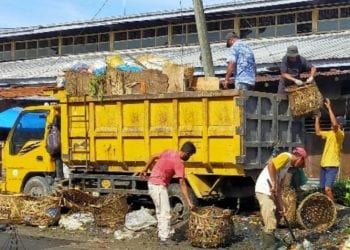 Tanggapi Keluhan Masyarakat, DLH Labuhanbatu Bersihkan Sampah Menumpuk di Pasar Aeknabara 