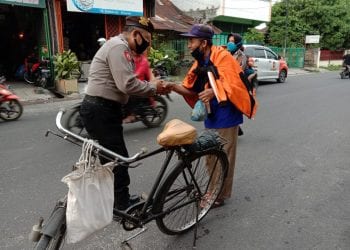 Sat Sabhara Polres Asahan Bagikan Nasi Bungkus pada Warga di Sejumlah Ruas Jalan