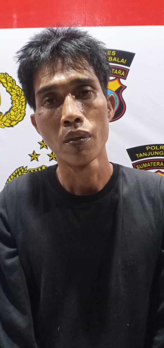 (Ignatius Siagian/Taslabnews) Tersangka Irwansyah alias Iwan Junkis berikut dengan barang buktinya saat diamankan di Polres Tanjungbalai.