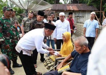 Bupati Labuhanbatu H Andi Suhaimi Dalimunthe ST MT saat memberikan bantuan.
