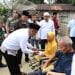 Bupati Labuhanbatu H Andi Suhaimi Dalimunthe ST MT saat memberikan bantuan.