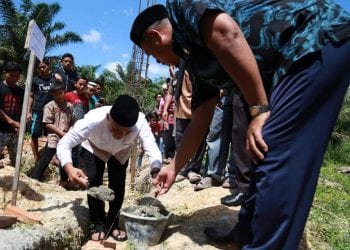 BupatiLabuhanbatu saat melakukan peletakan batu pertama pembangunan mesjid Nurjalena Jadda.