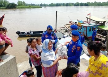 Polres Tanjungbalai Bagikan Beras Kepada Nelayan