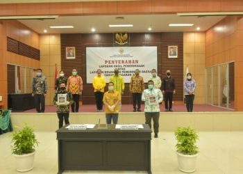 (Ignatius Siagian/taslabnews) Wali Kota Tanjungbalai H M Syahrial dan Ketua DPRD Tengku Eswin ST saat menerima LHP BPK Perwakilan Sumatera Utara di Auditorium Kantor BPK Perwakilan Sumatera Utara di Jalan Imam Bonjol, Medan.