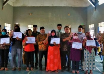 Bupati Labuhanbatu H Andi Suhaimi Dalimunthe ST MT saat menyalurkan BST APBD kepada masyarakat.