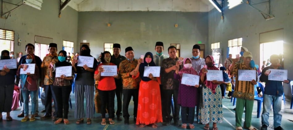 Bupati Labuhanbatu H Andi Suhaimi Dalimunthe ST MT saat menyalurkan BST APBD kepada masyarakat.