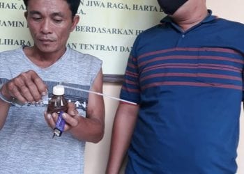 Tersangka narkoba yang diringkus di dalam rumahnya saat di kantor polisi