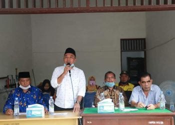 Bupati Labuhanbatu H Andi Suhaimi Dalimunthe ST MT saat memberikan arahannya di Kelurahan Sioldengan.