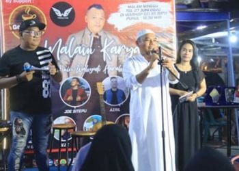 Bupati Labuhanbatu H Andi Suhaimi Dalimunthe ST MT saat hadir di acara Malam Karya AWE Music Management.