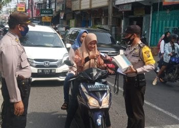 Sambut Hari Bhayangkara ke-74, Polsek Kisaran Kota Bagikan Masker ke Warga