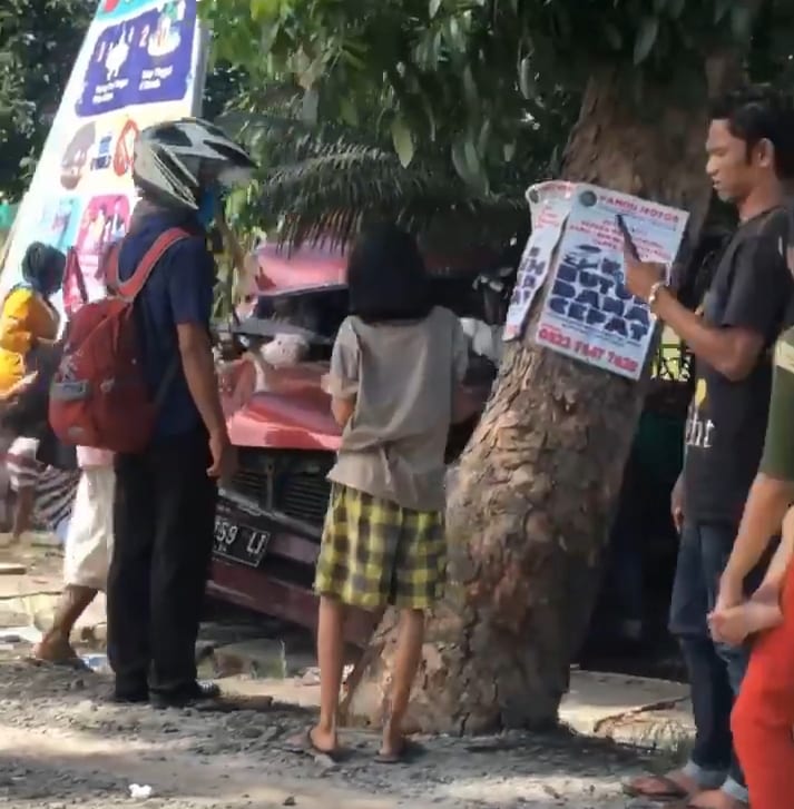 Warga menyaksikan lokasi kecelakaan beruntun di Desa Gajah Asahan.