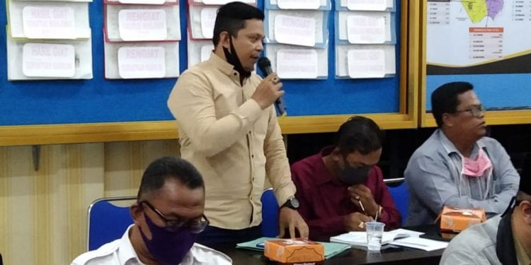 Ridho Damanik (berdiri) beserta rekan-rekan Advokat lainnya saat menghadiri acara mediasi oleh Polres Tanjungbalai Terkait gugatan terhadap Limbah PT. HALINDO.
Foto/teks: ramadan batubara