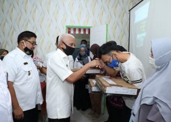 Bupati Serahkan Alat Pembelajaran kepada Mahasiswa Terpilih Sampoerna University
