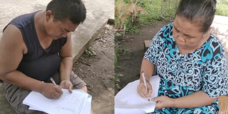 Warga menandatangani surat pernyataan keberatan atas abu boiler PKS PT PP Lonsum yang mencemari lingkungan perumahan Desa Gunung Malayu.
Foto/teks: sofyan butar butar