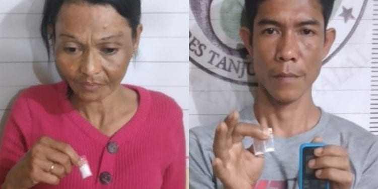 Tersangka Nenek dan Hengki beserta barang bukti saat diamankan di Mapolres Tanjungbalai.
foto/teks: ignatius siagaian