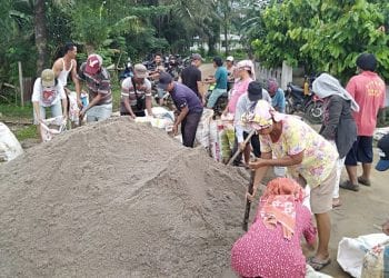 Cegah Banjir Kiriman, Warga Desa Padang Mahonda Bentengi Pari PTPN IV