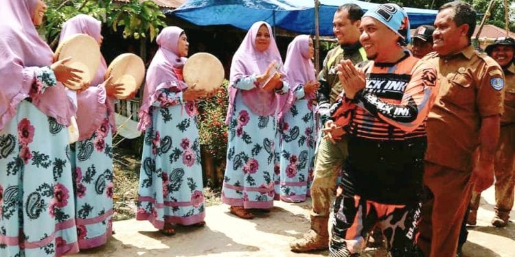 Bupati Labuhanbatu H Andi Suhaimi Dalimunthe ST MT saat disambut masyarakat.