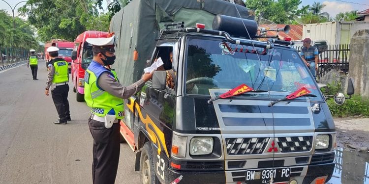 Suasana saat Sat Lantas Polres Tanjungbalai lakukan pemeriksaan surat dan kelengkapan kenderaan bermotor (ranmor) di jalan.