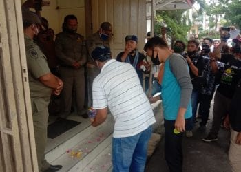 Prihatin COVID-19, GMKI Siantar-Simalungun Gelar Aksi Tabur Bunga Kantor DPRD dan Posko GTPP