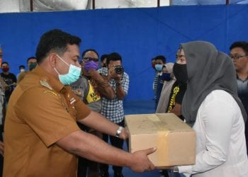 Wali Kota Tanjungbalai Serahkan Bantuan Dari Kementerian Pariwisata dan Ekonomi Kreatif