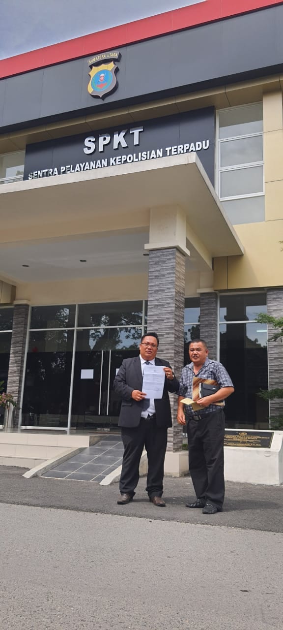Ir H Muhammad Yusuf Siagian didampingi Kuasa Hukum Akhyar Idris Sagala SH memperlihatkan surat tanda terima laporan usai keluar dari gedung SPK Polda Sumut