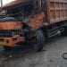 Kurang Hati-hati Sopir Truk Tabrak Mobil yang Sedang Parkir