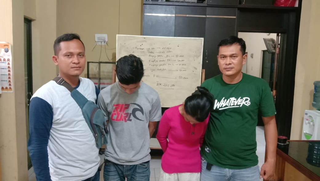 (Ignatius Siagian/taslabnews) Kedua tersangka yakni Yusnani alias Nenek dan Hengki Syahputra alias Hengki berikut barang buktinya saat diamankan di Polres Tanjungbalai.