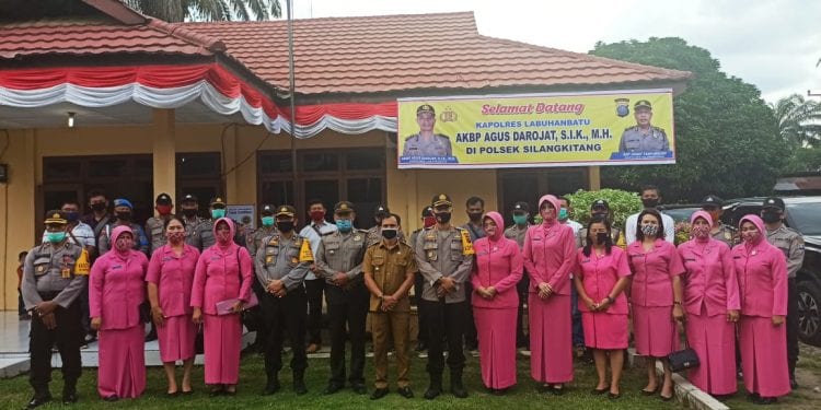 Kapolres Labuhanbatu AKBP Agus Darojat SIK bersama Ketua Bhayangkari cabang Labuhanbatu Ny Hanny saat berada di Kantor Polsek Silangkitang.