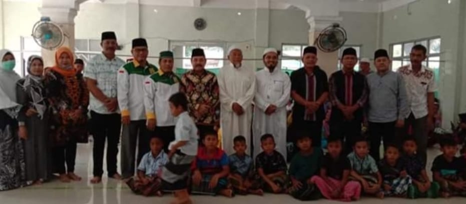 Sekdakab Labuhanbatu Ahmad Muflih (tengah saat bersama panitia sunatan massal di Bilah Hulu.