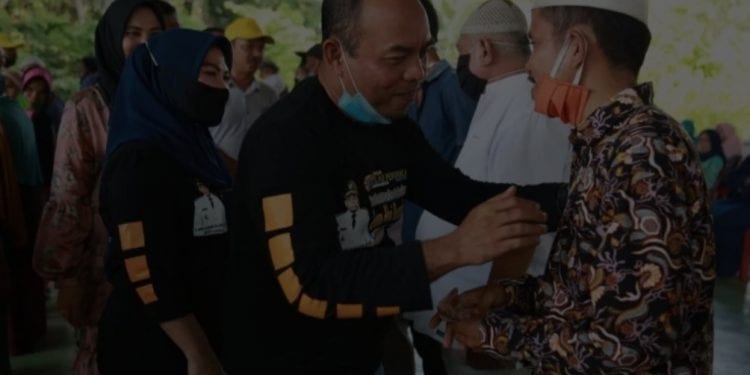 Bupati Labuhanbatu H Andi Suhaimi Dalimunthe ST MT saat menyalurkan BLT DD kepada warga.