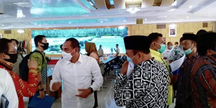 Bupati Labuhanbatu H Andi Suhaimi Dalimunthe ST MT saat bertemu Gubernur Sumatera Edy Rahmayadi.