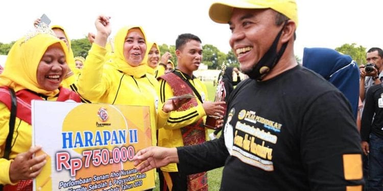 Bupati Labuhanbatu H Andi Suhaimi Dalimunthe ST MT Saat Memberikan Hadiah kepada para peserta yang juara.