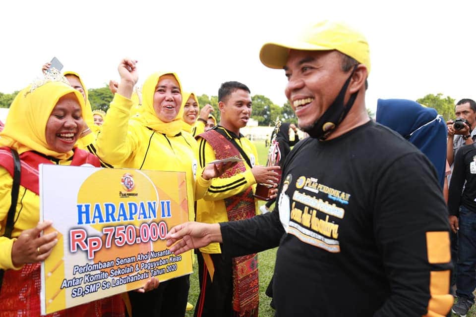 Bupati Labuhanbatu H Andi Suhaimi Dalimunthe ST MT Saat Memberikan Hadiah kepada para peserta yang juara.