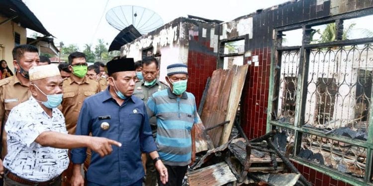 Bupati Labuhanbatu H Andi Suhaimi Dalimunthe ST MT saat meninjau lokasi kebakaran di Labuhanbatu.