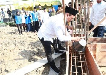Bupati Labuhanbatu Letakkan Batu Pertama Pembangunan Masjid di Desa Sei Rakyat