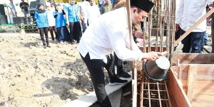 Bupati Labuhanbatu H Andi Suhaimi Dalimunthe ST MT saat meletakkan batu pertama pembangunan mesjid di Desa Sei Rakyat.