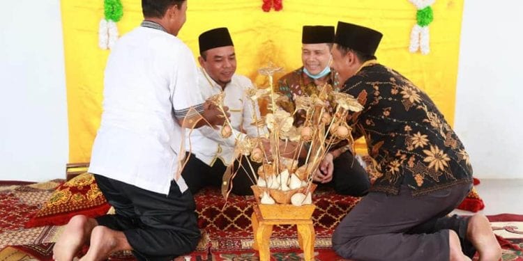 Bupati Labuhanbatu H Andi Suhaimi Dalimunthe ST MT saat diupah-upah oleh warga.