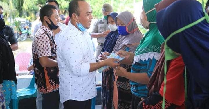 Bupati Labuhanbatu H Andi Suhaimi Dalimunthe ST MT saat menyalurkan BLT-DD.
