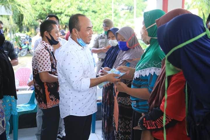 Bupati Labuhanbatu H Andi Suhaimi Dalimunthe ST MT saat menyalurkan BLT-DD.