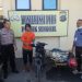 Tersangka pelaku pencurian saat di kantor polisi.