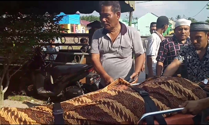 Jenazah korban saat tiba di rumah duka