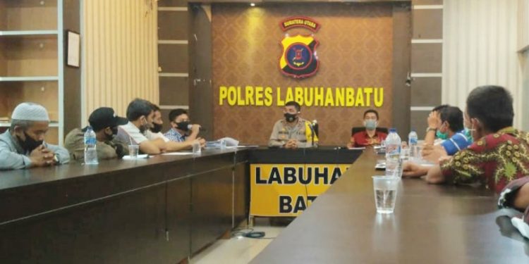 Warga saat beraudensi di ruang pertemuan Polres Labuhanbatu.
Foto/teks: ist