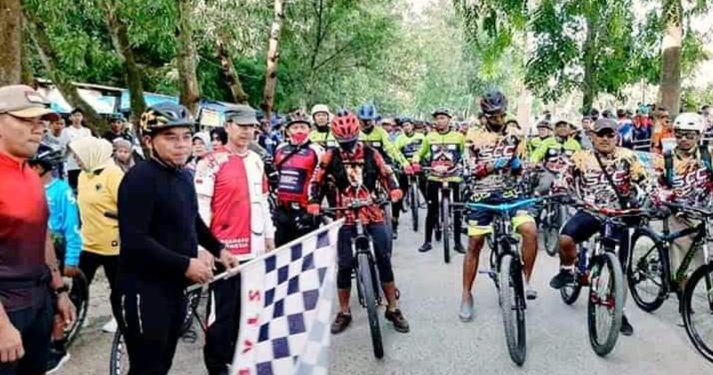 Bupati Labuhannatu, H Andi Suhaimi Dalimunthe saat melepas peserta Fun Bike.