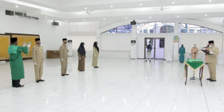 Pengambilan sumpah 4 pejabat yang dilantik.