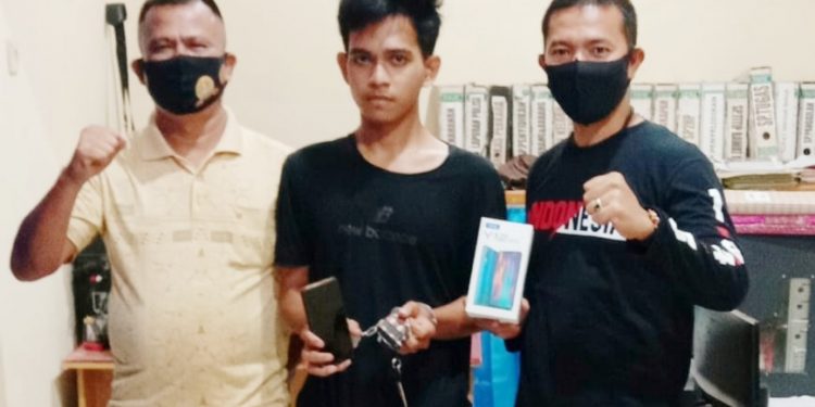 Tersangka Dozantara alias Edo (tengah) saat diamankan petugas.