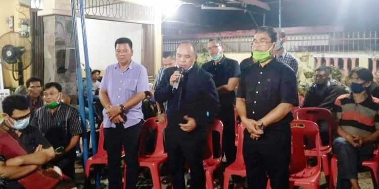 Bupati Labuhanbatu, H Andi Suhaimi Dalimunthe ST MT saat memberi penghiburan kepada keluarga Tohap Simanungkalit.