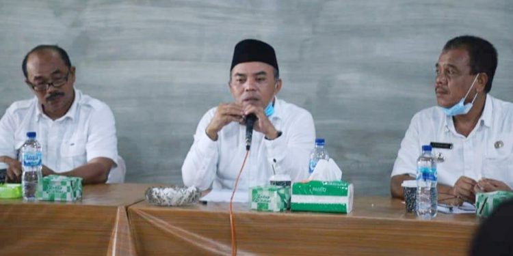 Bupati Labuhanbatu H Andi Suhaimi Dalimunthe ST MT (tengah).