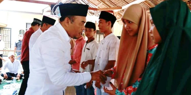 Bupati Labuhanbatu, H Andi Suhaimi Dalimunthe ST MT saat memberikan santunan kepada anak yatim piatu.